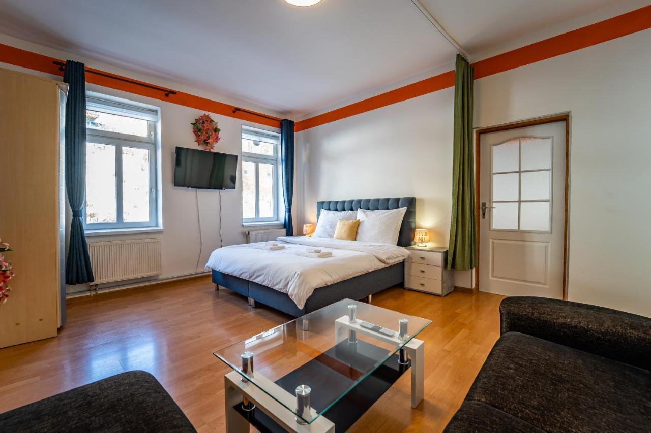 Tuan Long Apartments Яхимов Экстерьер фото