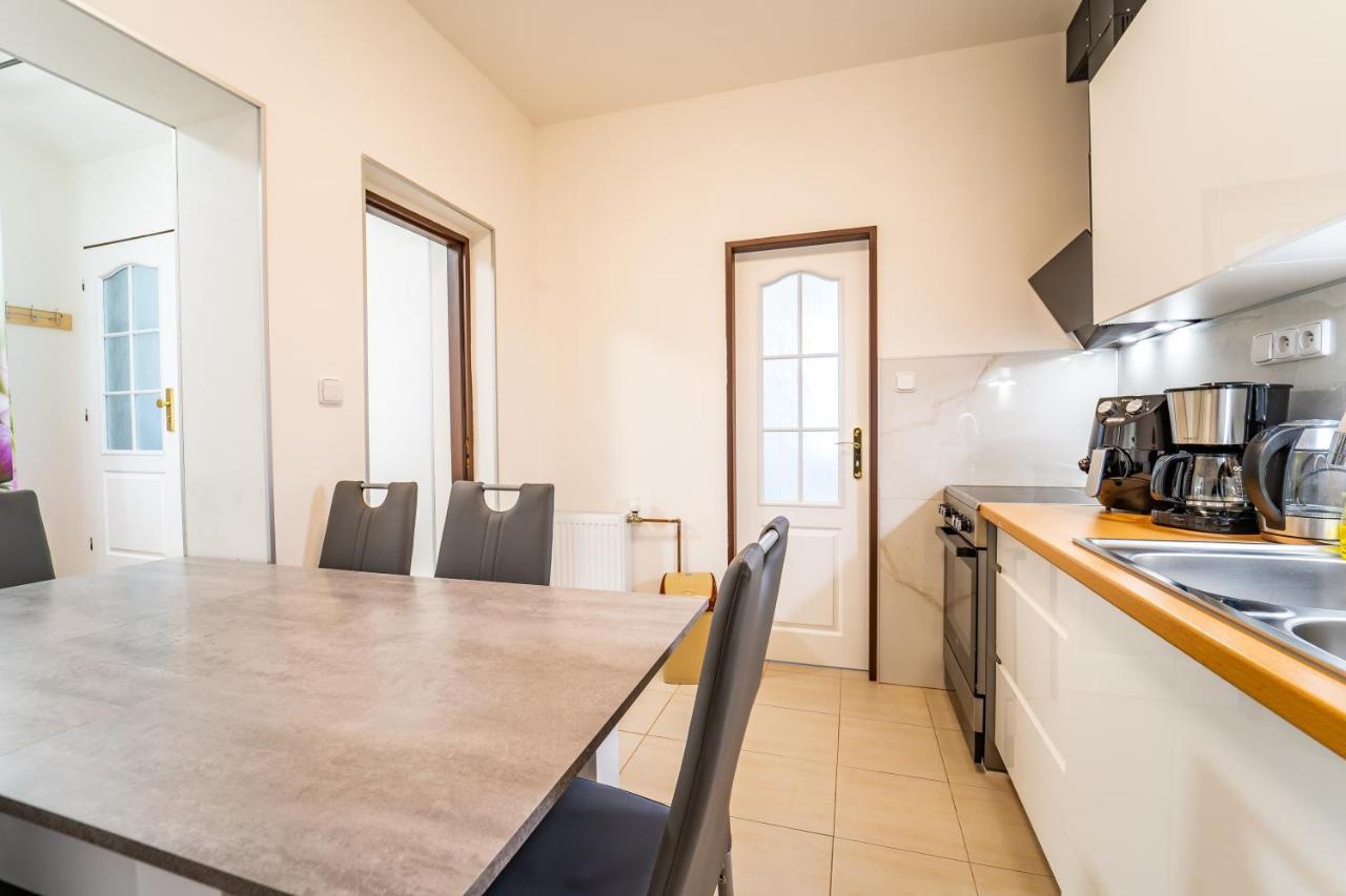 Tuan Long Apartments Яхимов Экстерьер фото
